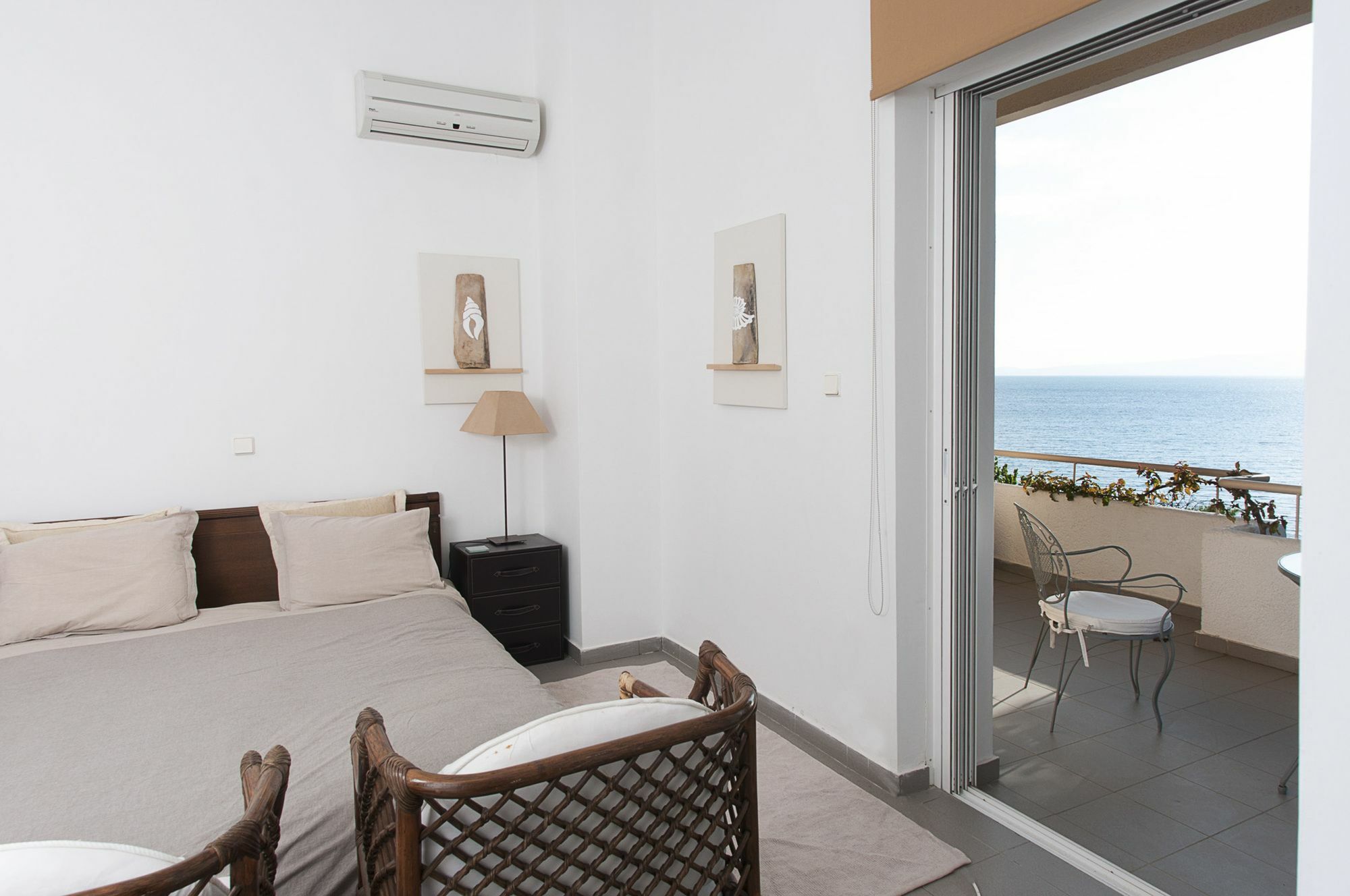 Messinian Blue Seaside Villa Kalamata Bagian luar foto