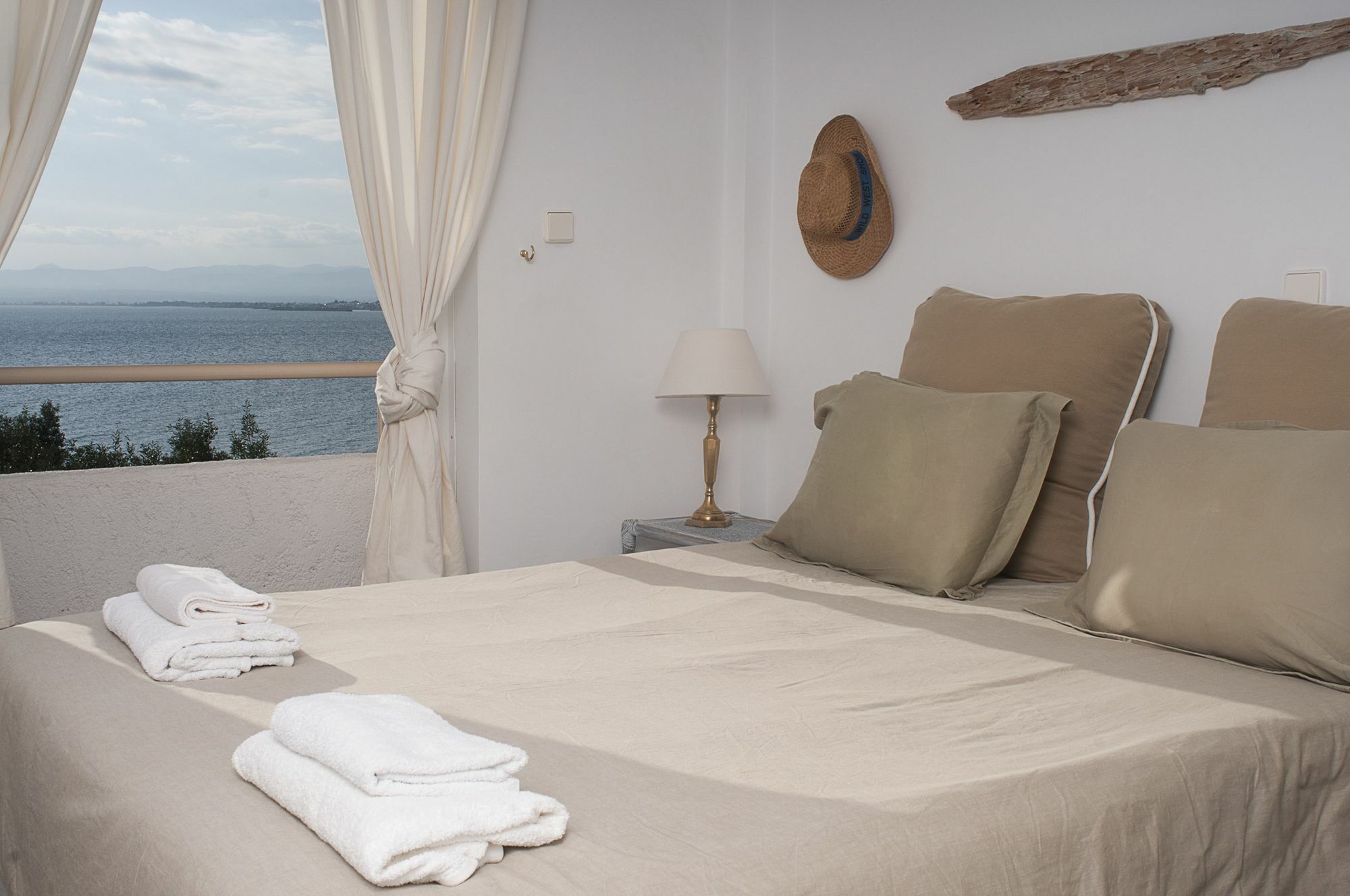Messinian Blue Seaside Villa Kalamata Bagian luar foto