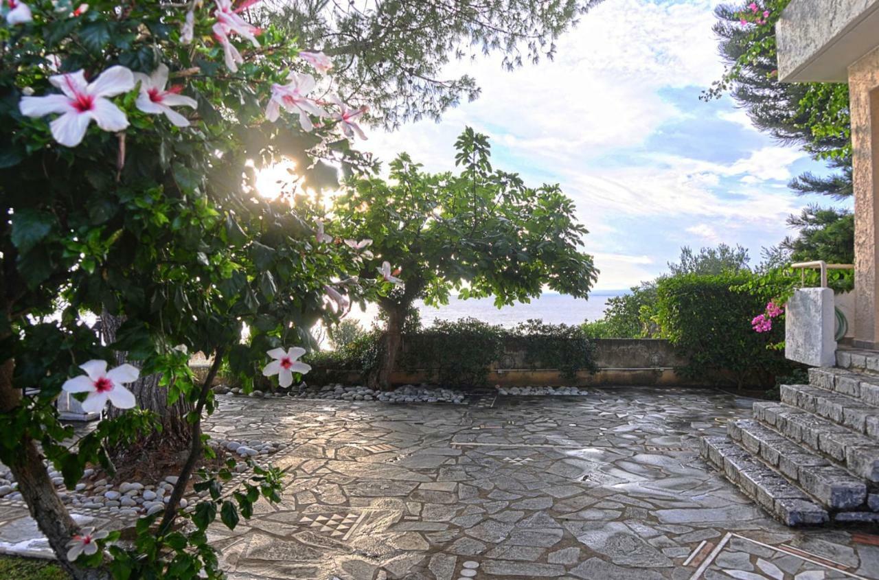 Messinian Blue Seaside Villa Kalamata Bagian luar foto